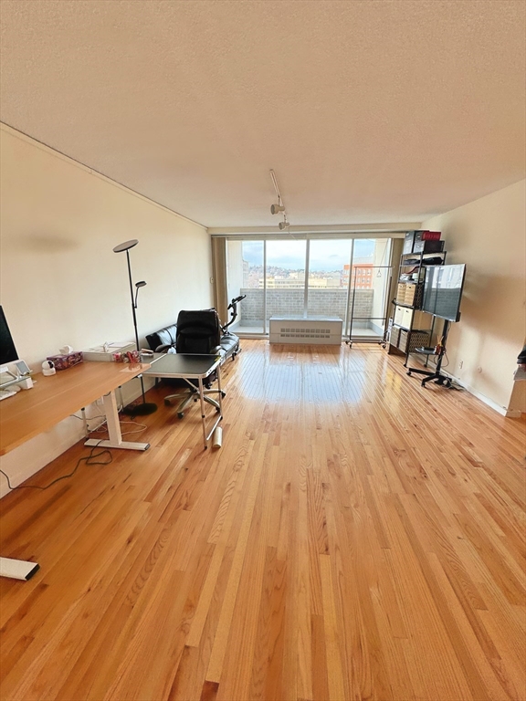 1 bed, 1 bath apartment for rent at 33 Pond Ave Unit 1118, Brookline — photo 2 of 14