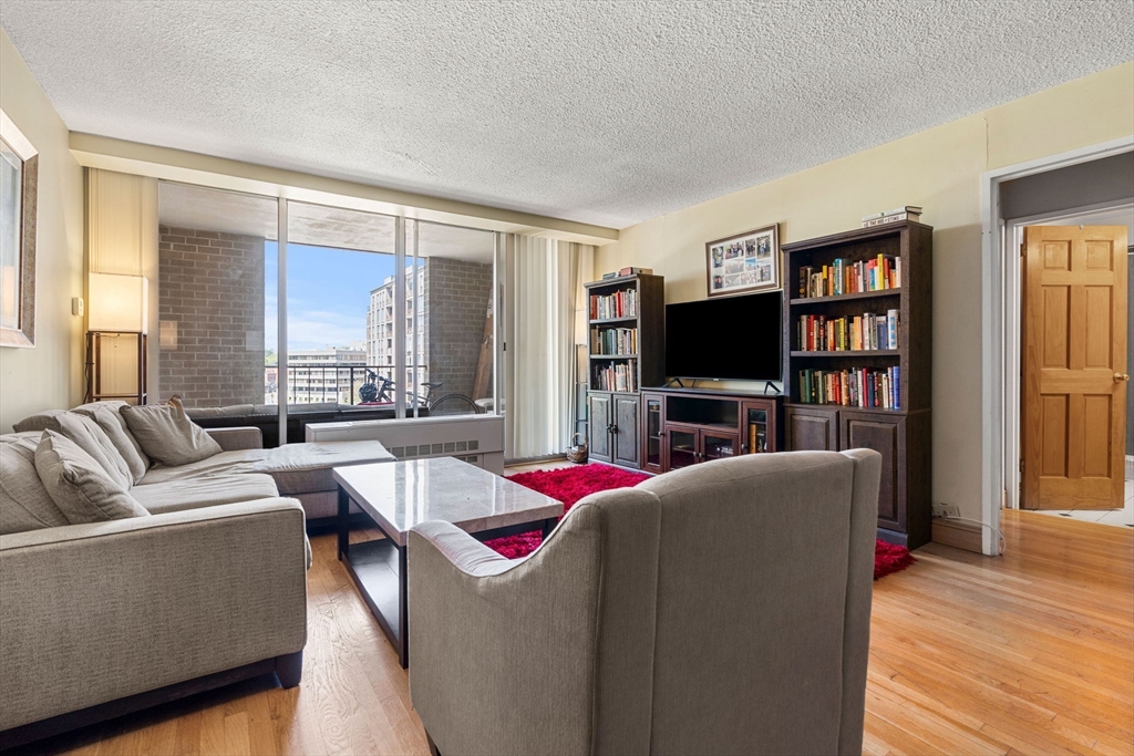 1 bed, 1 bath apartment for rent at 33 Pond Ave Unit 804, Brookline — photo 3 of 15