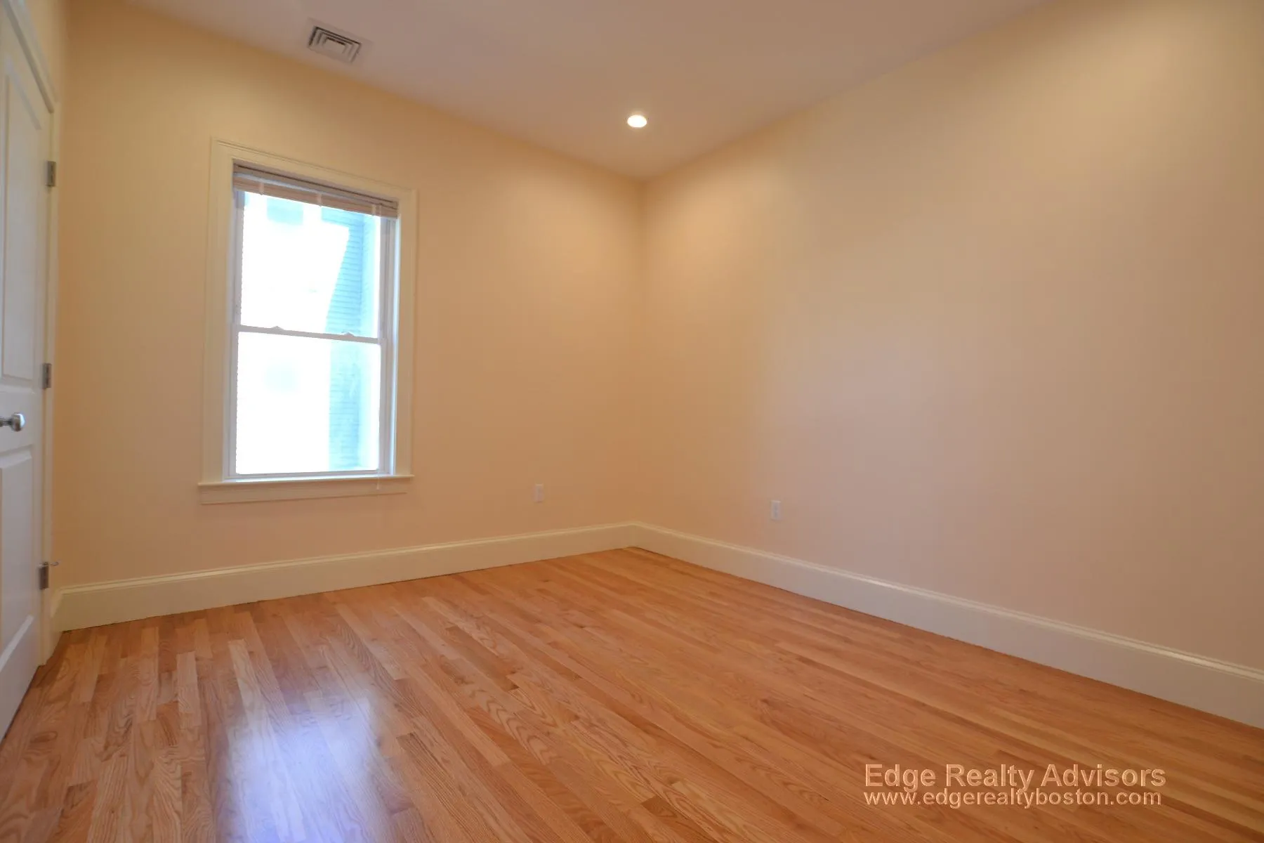 6 bed, 3 bath apartment for rent at 33 Pratt St Unit 1, Allston — photo 4 of 11