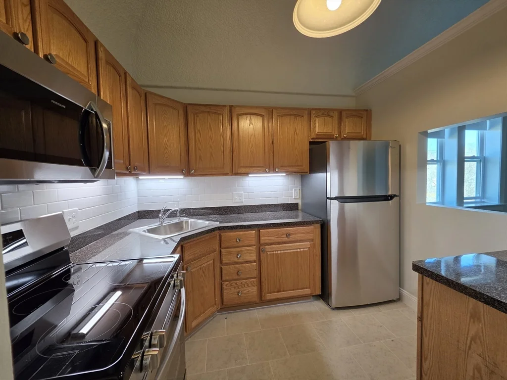 1 bed, 1 bath apartment for rent at 33 Randolph St Unit 10, Abington — photo 2 of 13