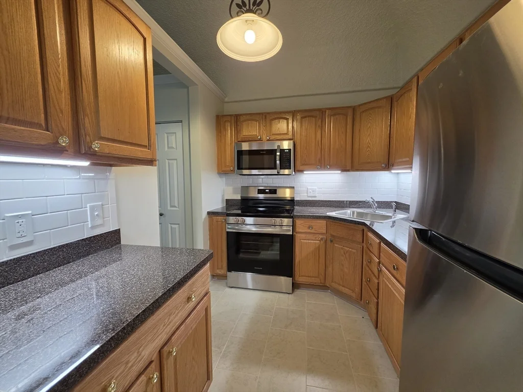 1 bed, 1 bath apartment for rent at 33 Randolph St Unit 10, Abington — photo 3 of 13