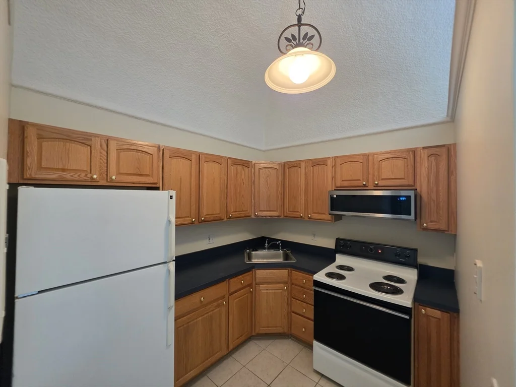 Studio bed, 1 bath apartment for rent at 33 Randolph St Unit 11, Abington — photo 2 of 12