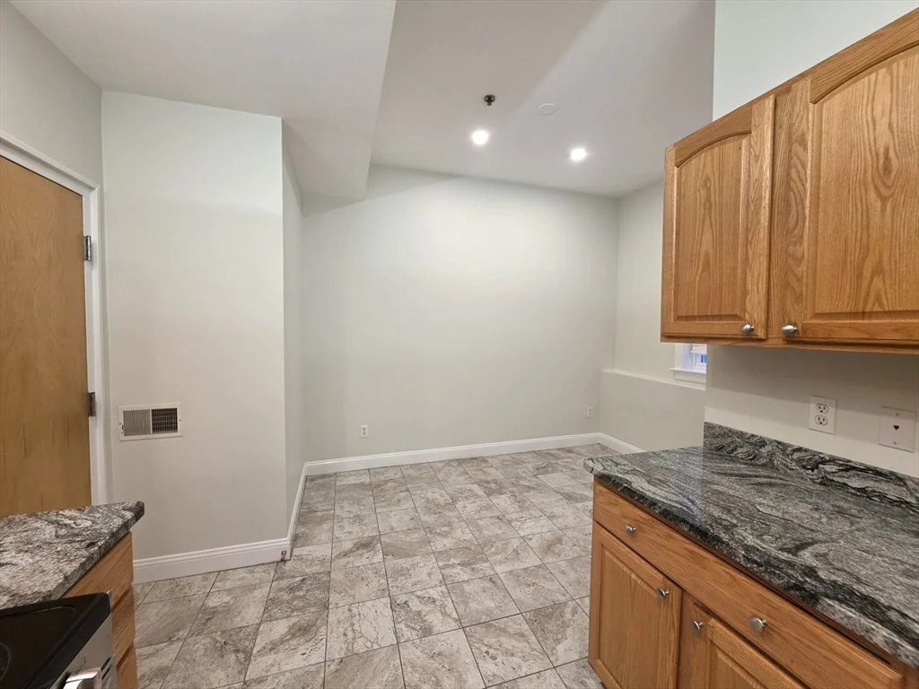 2 bed, 1 bath apartment for rent at 33 Randolph St Unit 17, Abington — photo 5 of 16