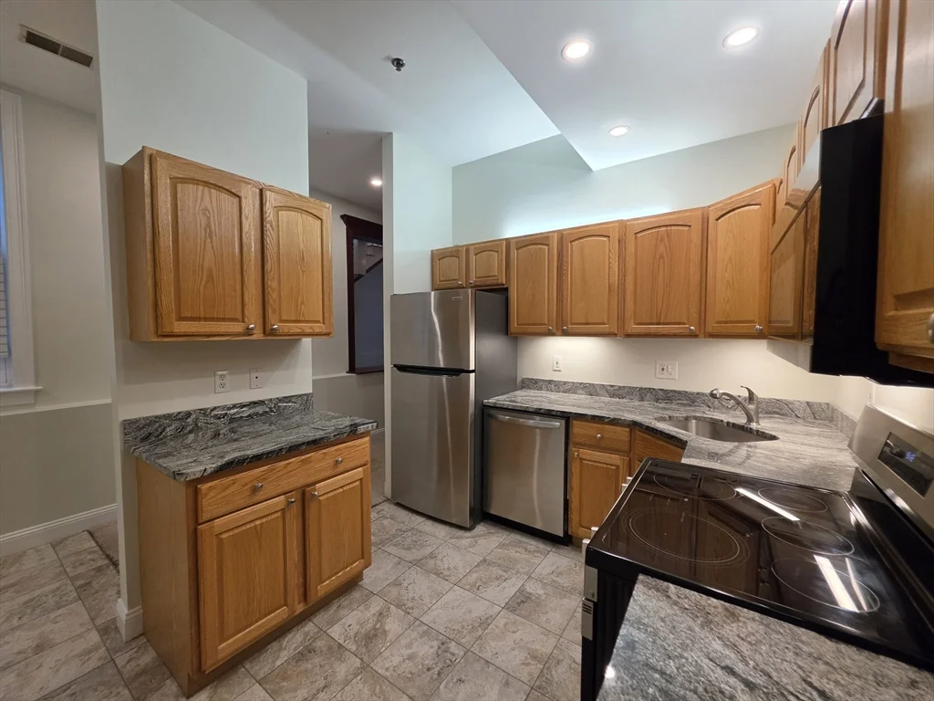 2 bed, 1 bath apartment for rent at 33 Randolph St Unit 17, Abington — photo 4 of 16