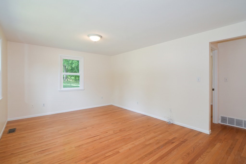 4 bed, 1 bath apartment for rent at 33 Robin Rd, Westborough — photo 14 of 42