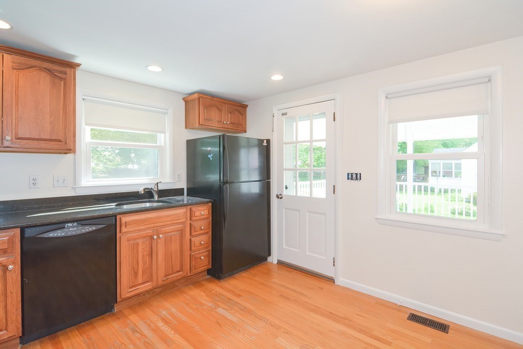 4 bed, 1 bath apartment for rent at 33 Robin Rd, Westborough — photo 7 of 42