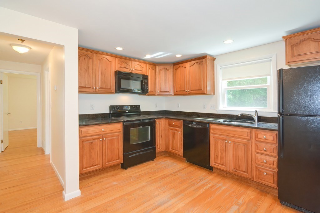 4 bed, 1 bath apartment for rent at 33 Robin Rd, Westborough — photo 9 of 42