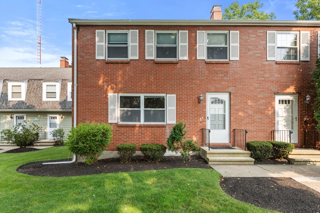 3 bed, 2 bath apartment for rent at 33 Saco St Unit 33, Newton — photo 2 of 22