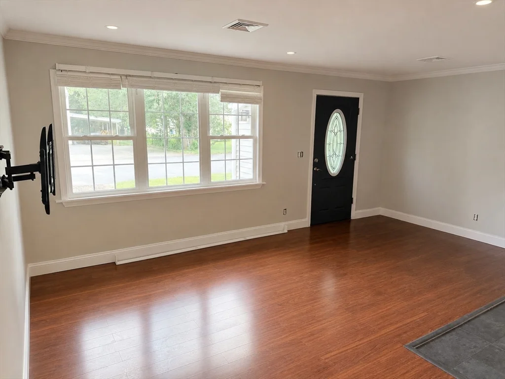 3 bed, 1 bath apartment for rent at 33 Sherry St, Northbridge — photo 5 of 19