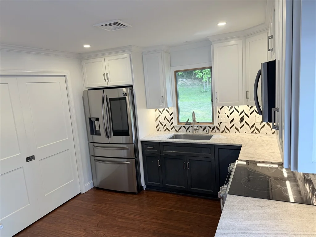 3 bed, 1 bath apartment for rent at 33 Sherry St, Northbridge — photo 4 of 19