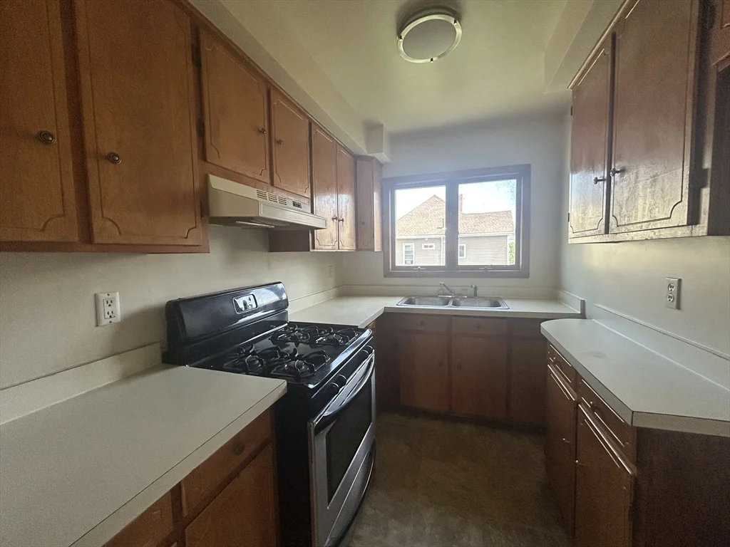 3 bed, 1 bath apartment for rent at 33 Sidney St Unit 2, New Bedford — photo 6 of 12