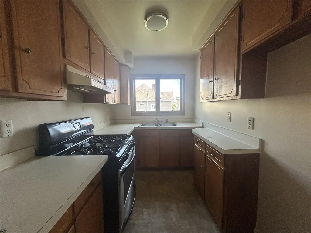 3 bed, 1 bath apartment for rent at 33 Sidney St Unit 2, New Bedford — photo 5 of 12