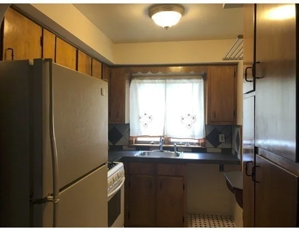 3 bed, 1 bath apartment for rent at 33 Sidney St Unit 3, New Bedford — photo 3 of 16