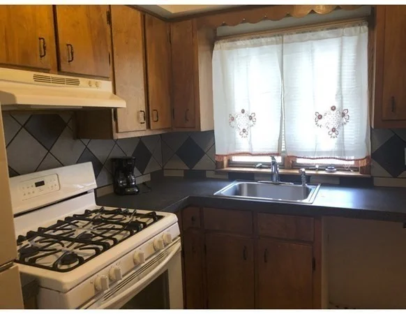 3 bed, 1 bath apartment for rent at 33 Sidney St Unit 3, New Bedford — photo 2 of 16