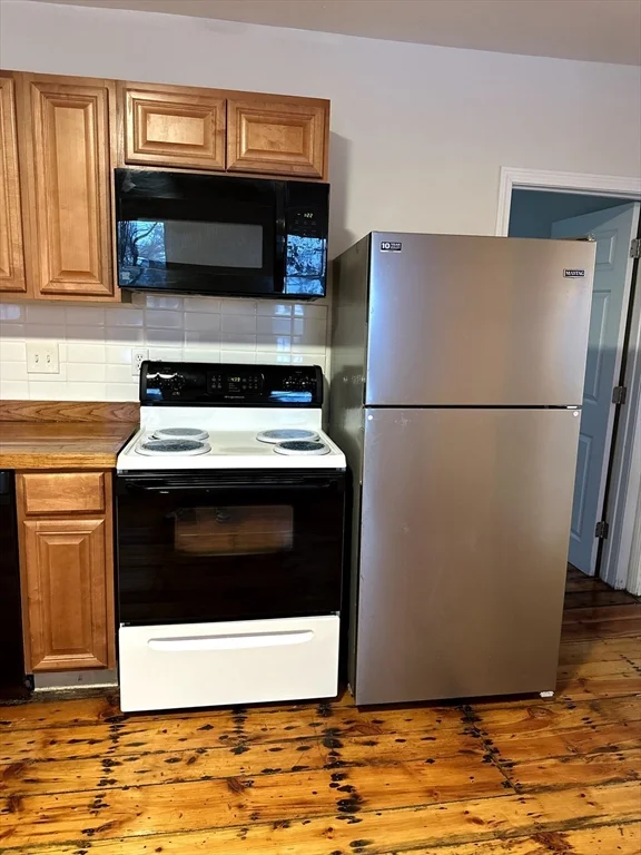 4 bed, 1 bath apartment for rent at 33 Thomas St Unit 1, Southbridge — photo 3 of 10