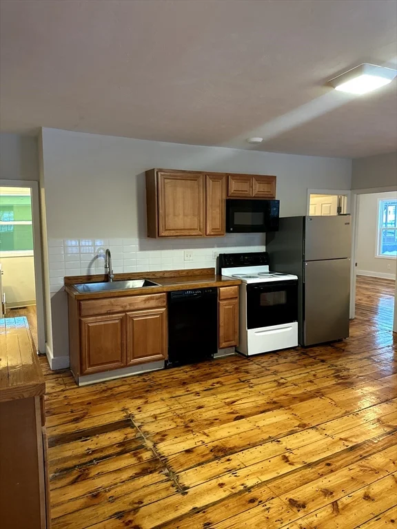 4 bed, 1 bath apartment for rent at 33 Thomas St Unit 1, Southbridge — photo 1 of 10