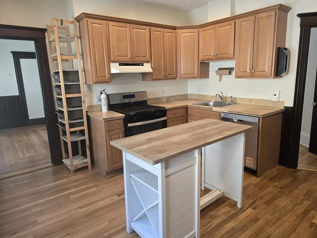 3 bed, 1 bath apartment for rent at 33 Tower St Unit 1, Jamaica Plain — photo 4 of 26