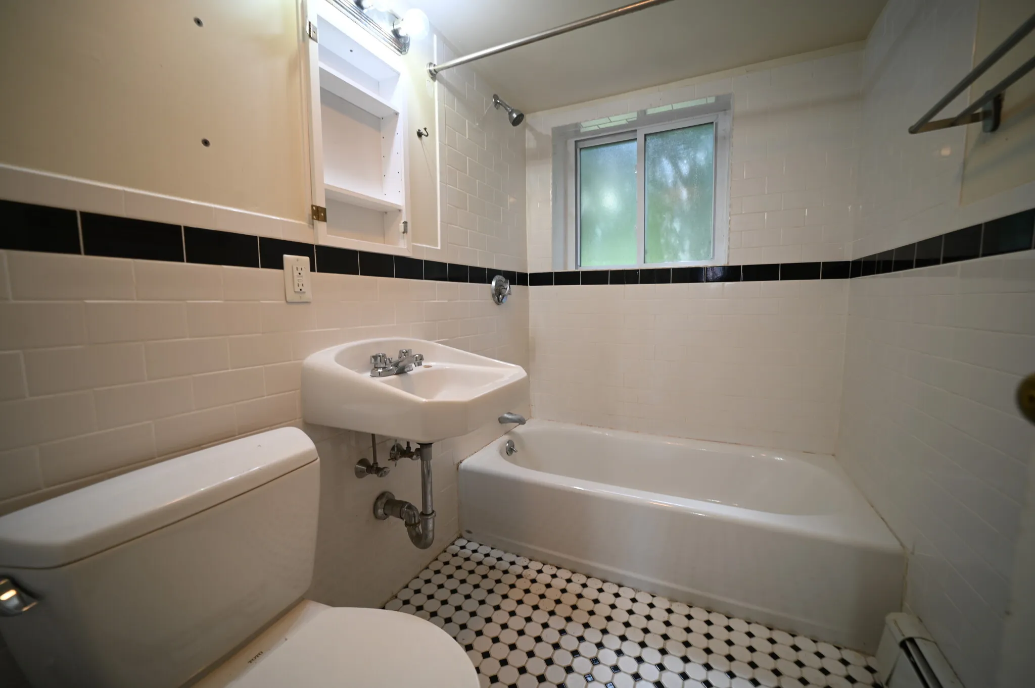1 bed, 1 bath apartment for rent at 33 Westgate Unit 1, Chestnut Hill — photo 6 of 6