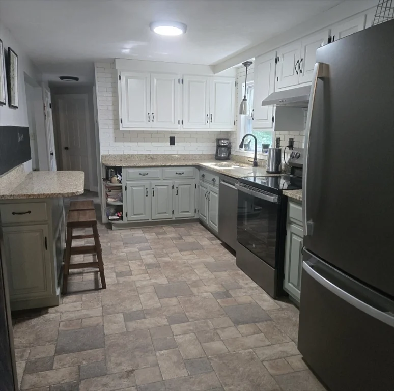 4 bed, 2 bath apartment for rent at 33 White St, Lunenburg — photo 4 of 24