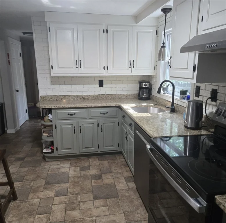 4 bed, 2 bath apartment for rent at 33 White St, Lunenburg — photo 5 of 24