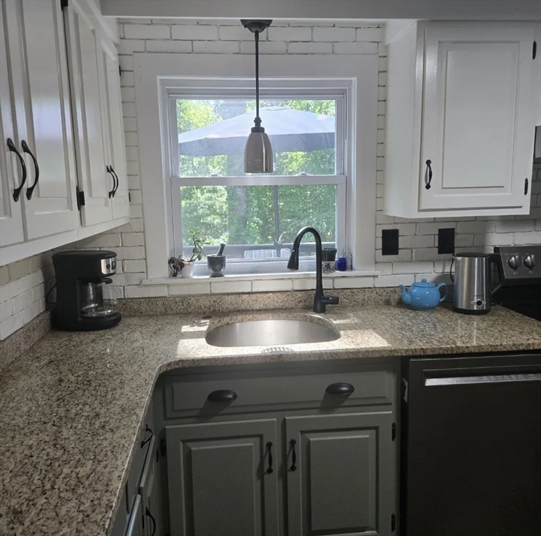 4 bed, 2 bath apartment for rent at 33 White St, Lunenburg — photo 7 of 24
