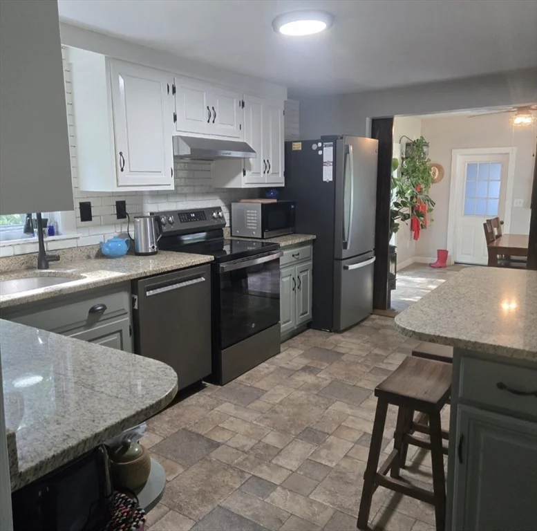 4 bed, 2 bath apartment for rent at 33 White St, Lunenburg — photo 6 of 24