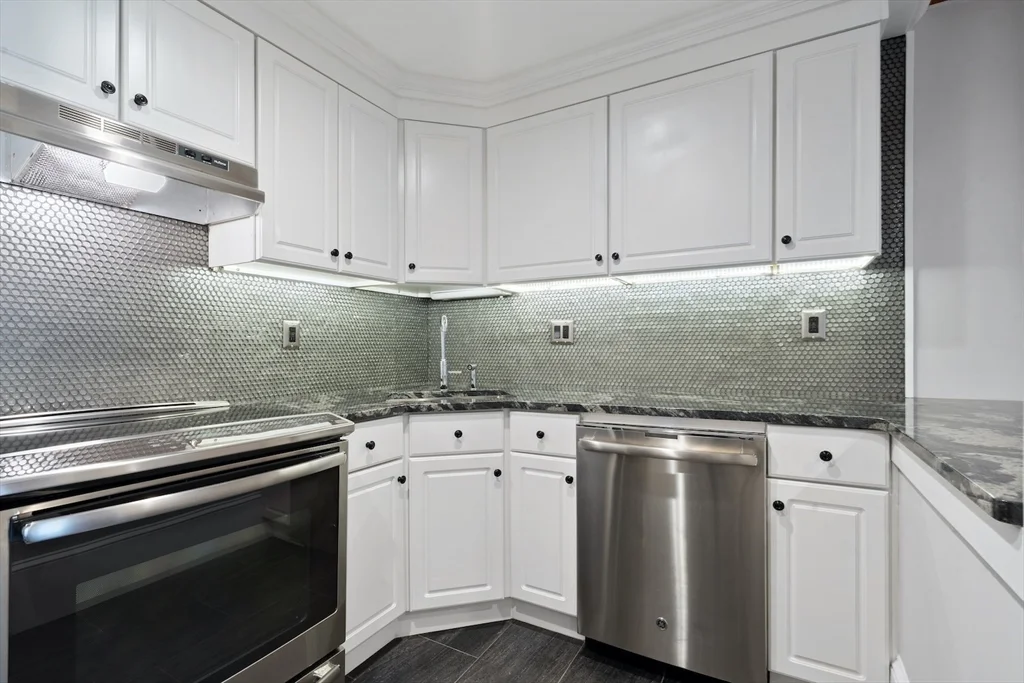 2 bed, 2 bath apartment for rent at 330 Dartmouth Unit 3N, Back Bay — photo 4 of 11
