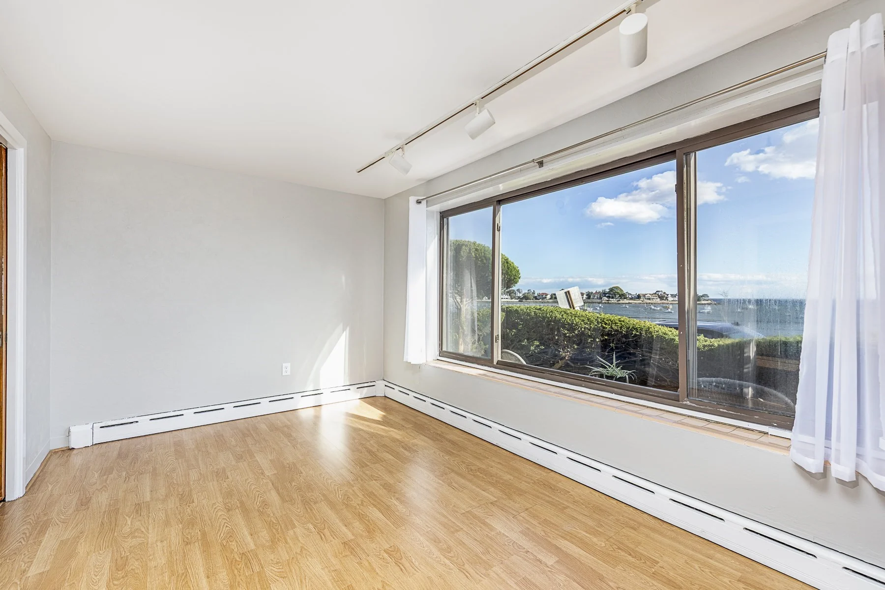 Studio bed, 1 bath apartment for rent at 330 Humphrey St Unit 1, Swampscott — photo 5 of 17
