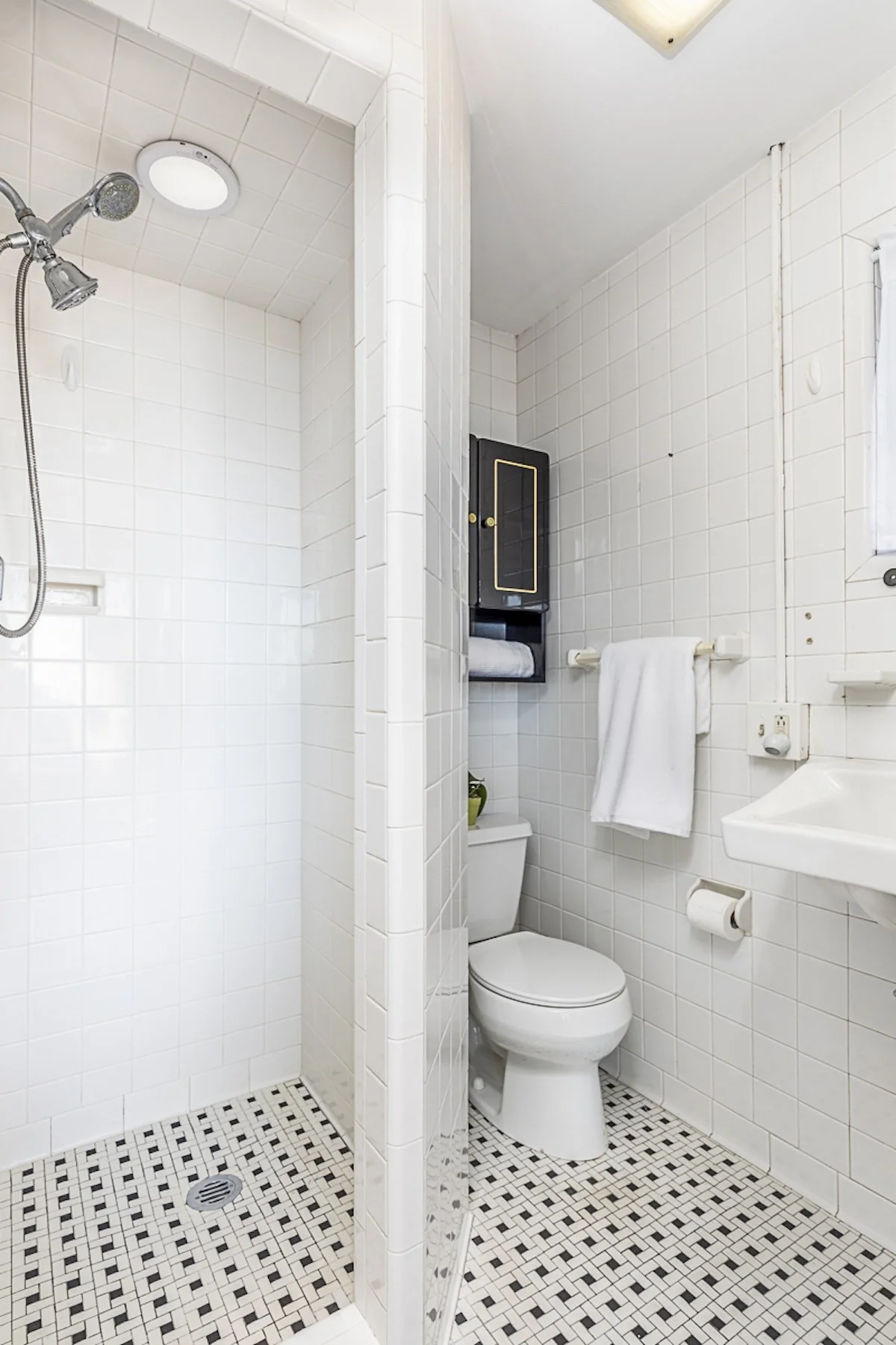 Studio bed, 1 bath apartment for rent at 330 Humphrey St Unit 1, Swampscott — photo 12 of 17