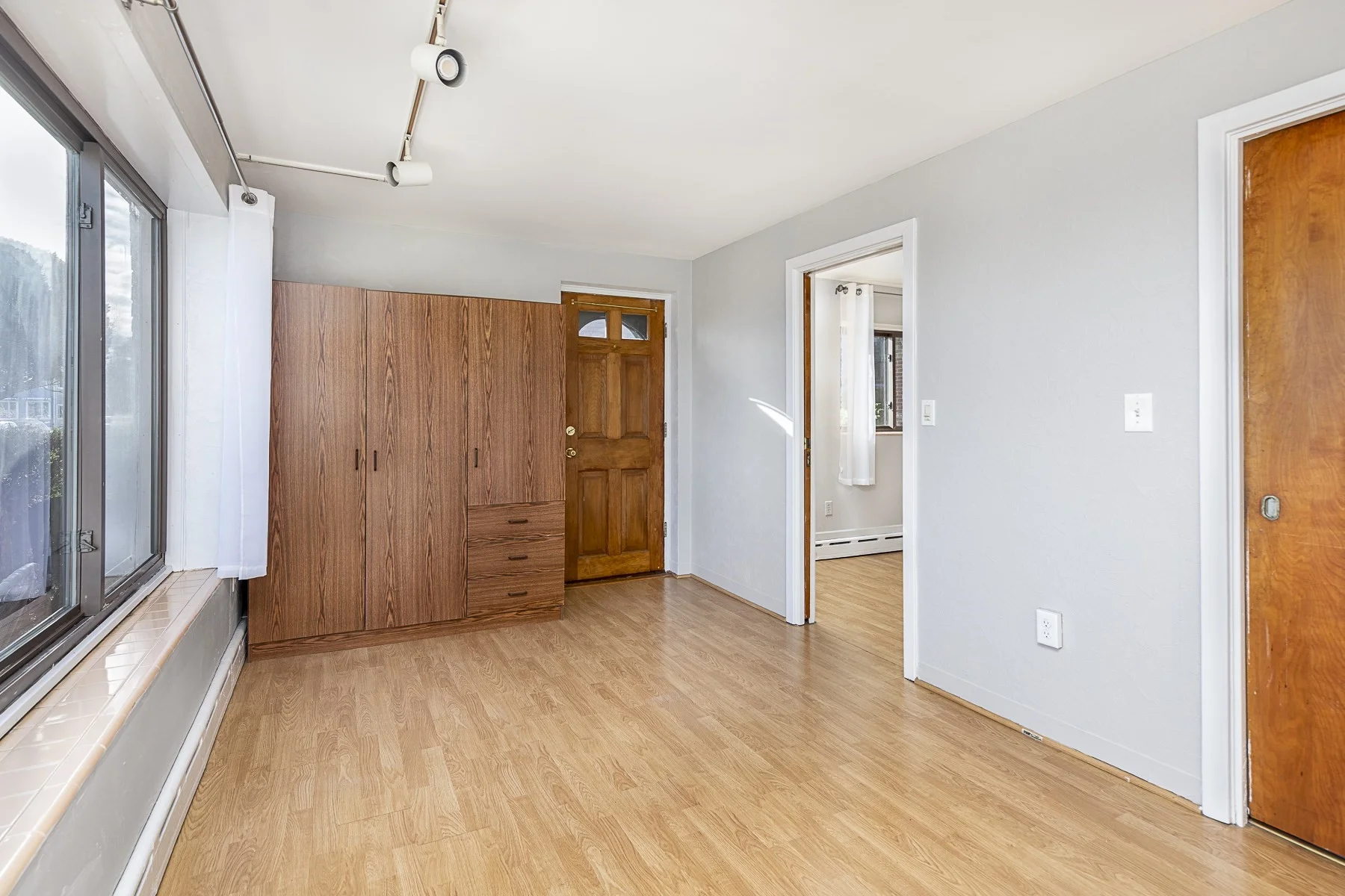 Studio bed, 1 bath apartment for rent at 330 Humphrey St Unit 1, Swampscott — photo 3 of 17