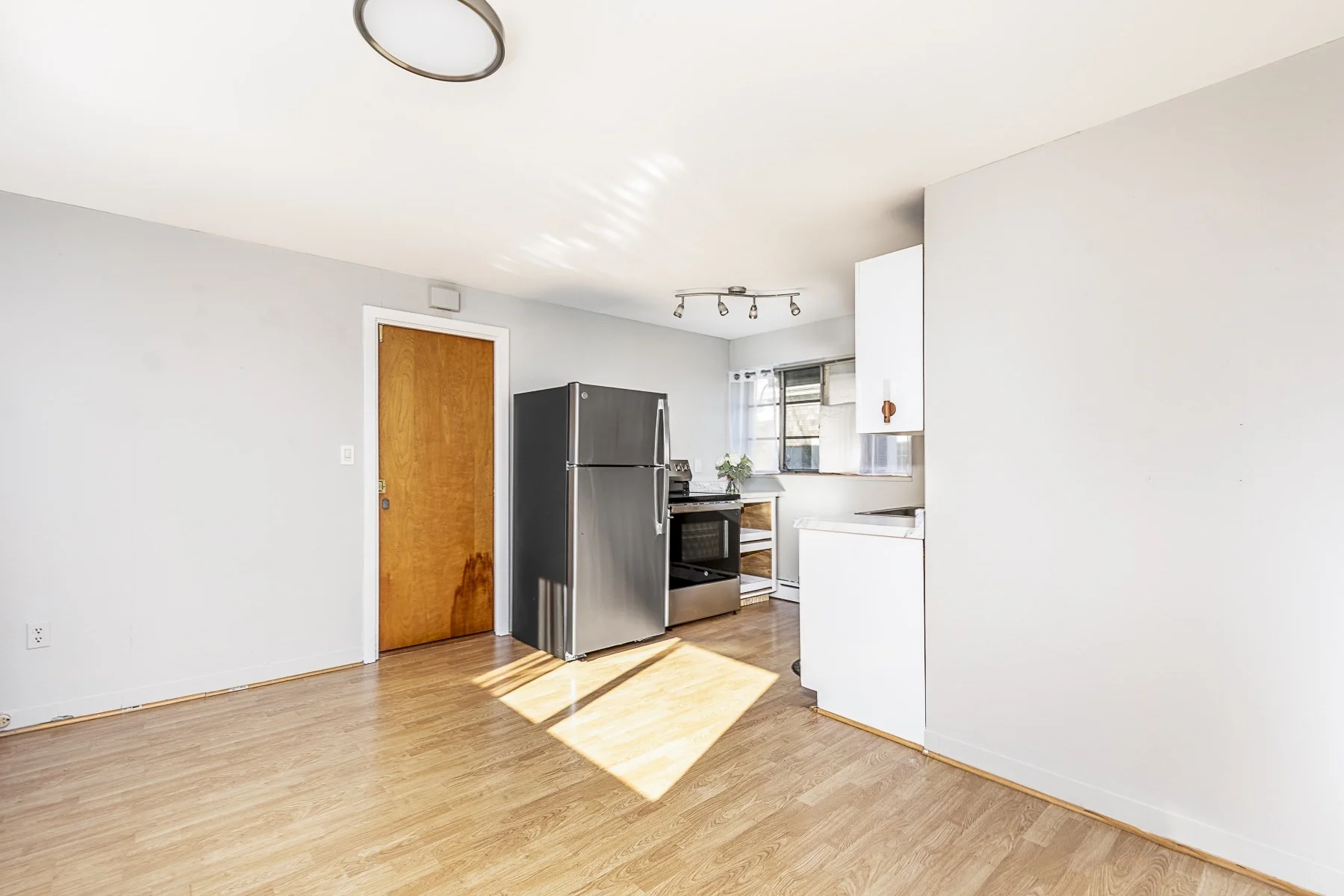 Studio bed, 1 bath apartment for rent at 330 Humphrey St Unit 1, Swampscott — photo 9 of 17