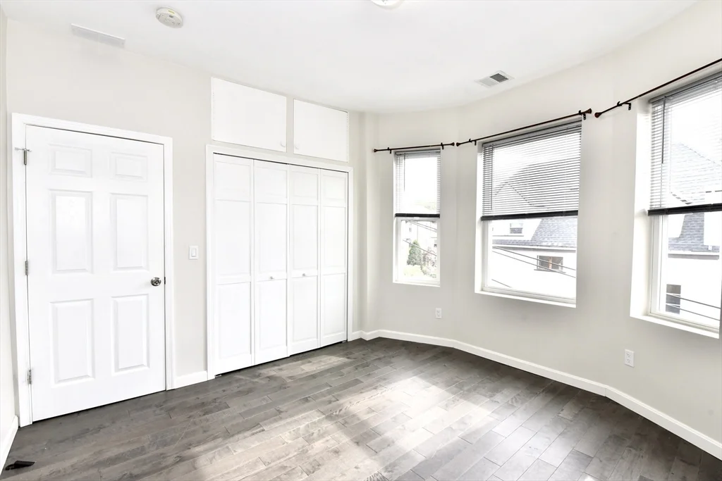 3 bed, 1 bath apartment for rent at 331-333 Centre Unit F, Jamaica Plain — photo 4 of 14