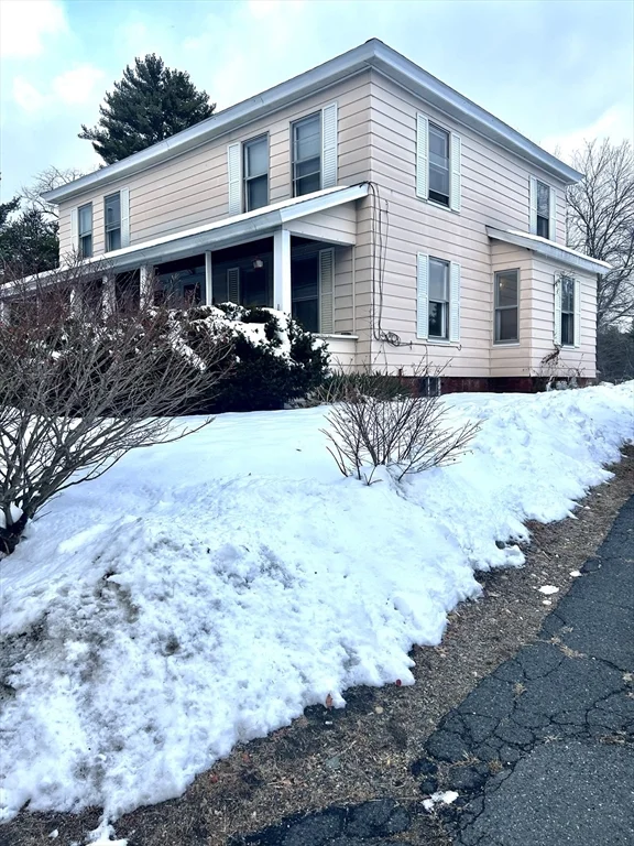 3 bed, 1 bath apartment for rent at 331-333 E Main St Unit 333, Orange — photo 3 of 24