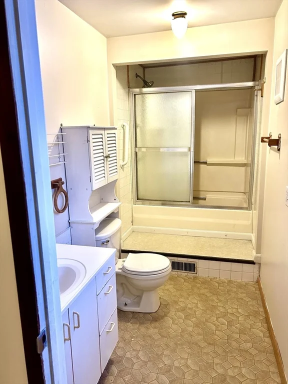 3 bed, 1 bath apartment for rent at 331-333 E Main St Unit 333, Orange — photo 11 of 24