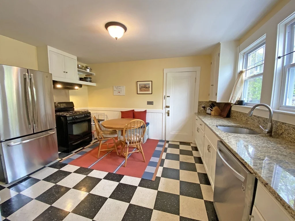 2 bed, 1 bath apartment for rent at 331-333 Lowell Ave Unit 331, Newtonville — photo 6 of 13