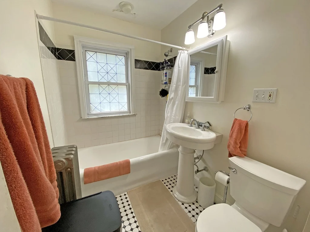 2 bed, 1 bath apartment for rent at 331-333 Lowell Ave Unit 331, Newtonville — photo 8 of 13