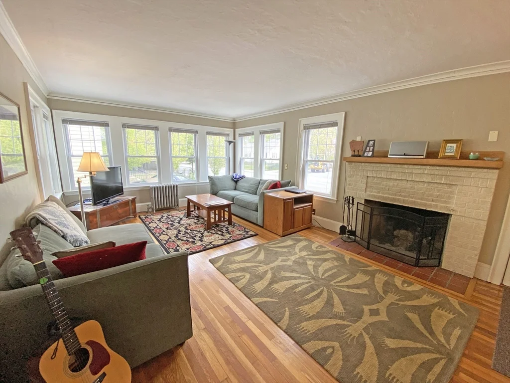 2 bed, 1 bath apartment for rent at 331-333 Lowell Ave Unit 331, Newtonville — photo 1 of 13