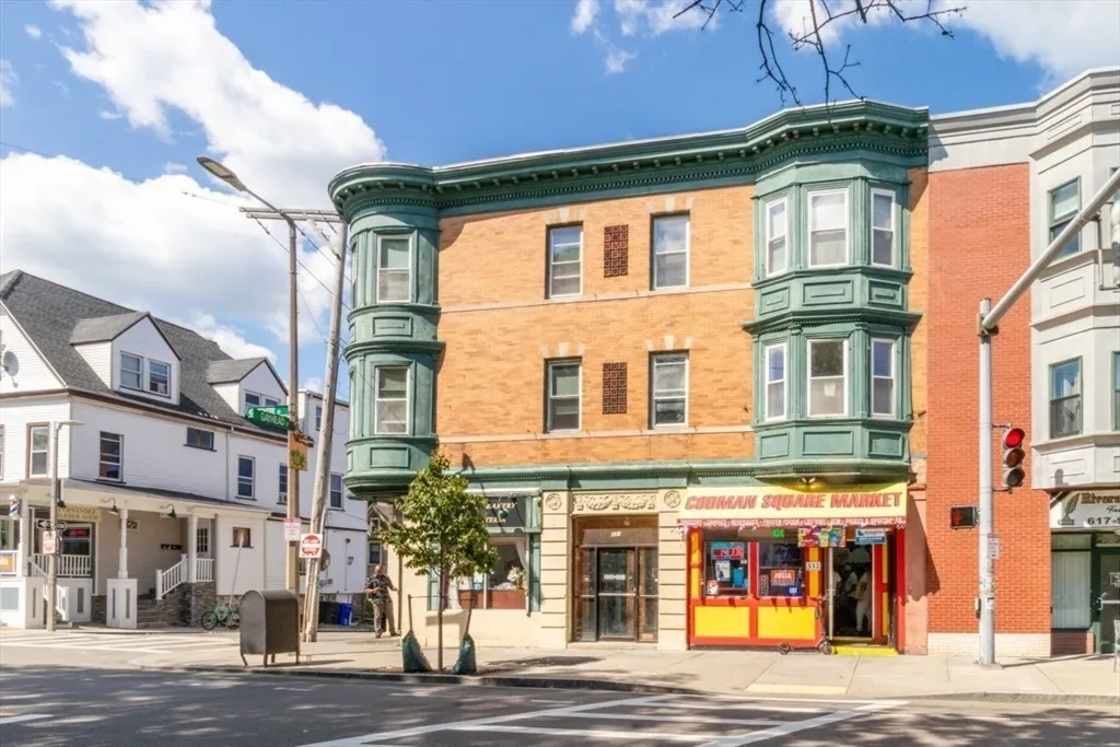 3 bed, 1 bath apartment for rent at 331 Centre St Unit 2a, Jamaica Plain — photo 1 of 31