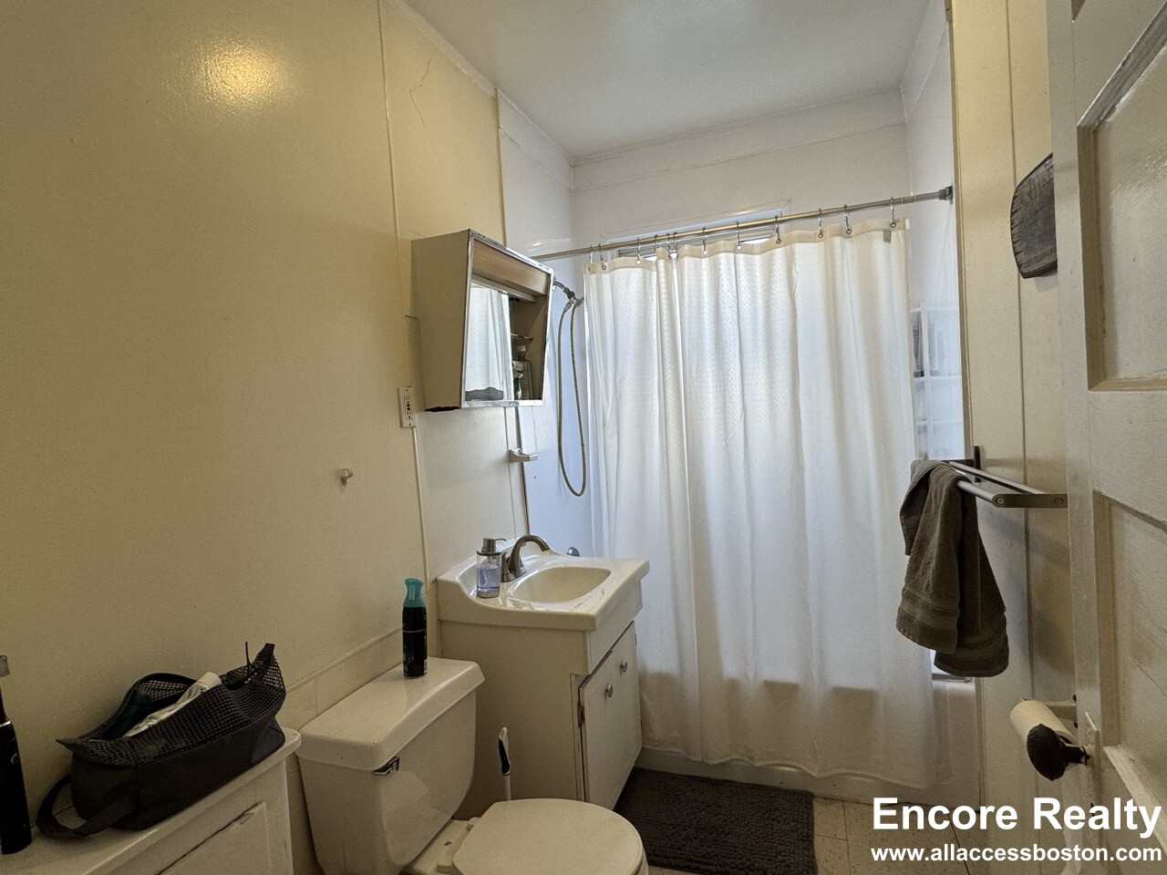 4 bed, 2 bath apartment for rent at 331 Faneuil St Unit 3, Oak Square — photo 12 of 24