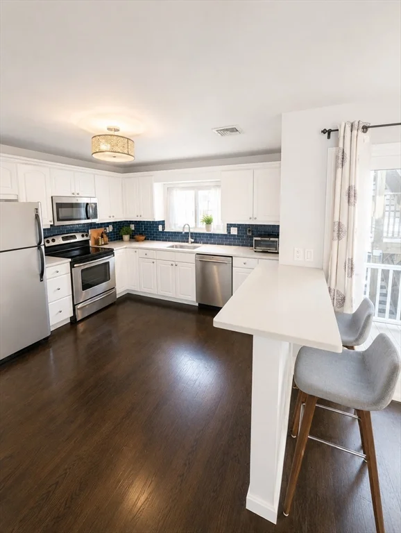 3 bed, 2 bath apartment for rent at 331 W 4th St Unit 331, South Boston — photo 5 of 16