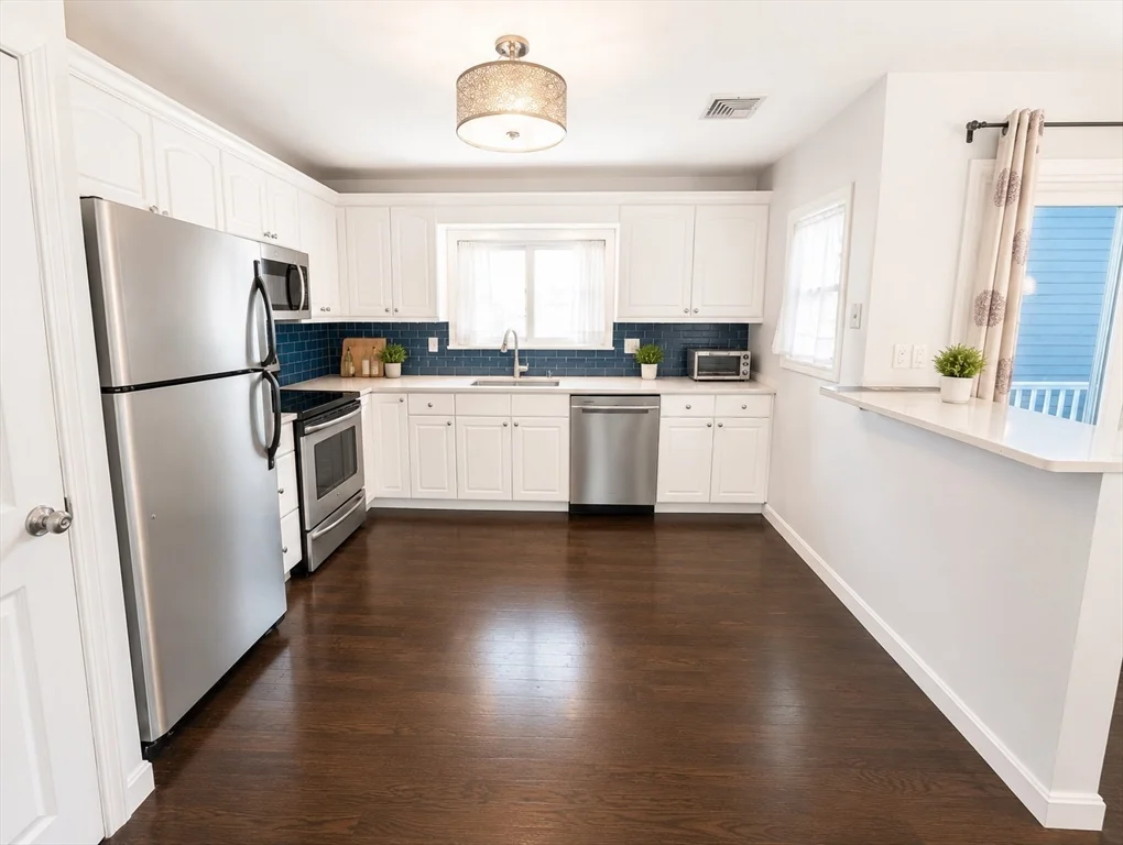 3 bed, 2 bath apartment for rent at 331 W 4th St Unit 331, South Boston — photo 2 of 16