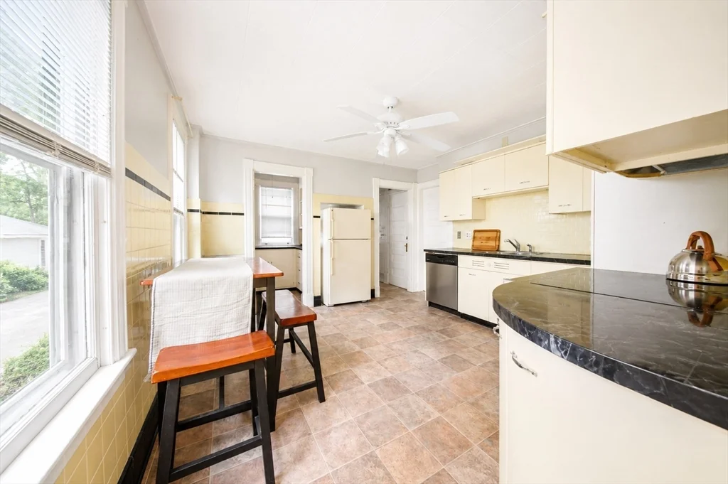 2 bed, 1 bath apartment for rent at 332 Forest Park Ave Unit 332, Springfield — photo 5 of 18