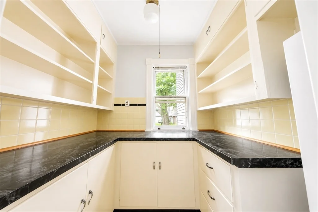 2 bed, 1 bath apartment for rent at 332 Forest Park Ave Unit 332, Springfield — photo 7 of 18