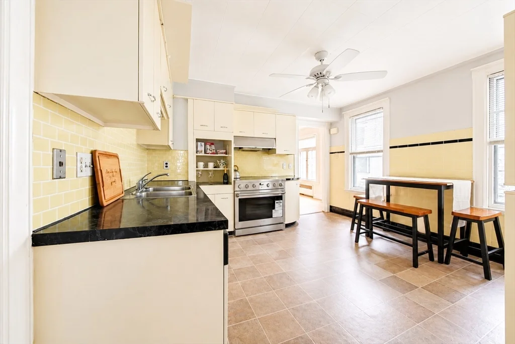 2 bed, 1 bath apartment for rent at 332 Forest Park Ave Unit 332, Springfield — photo 6 of 18