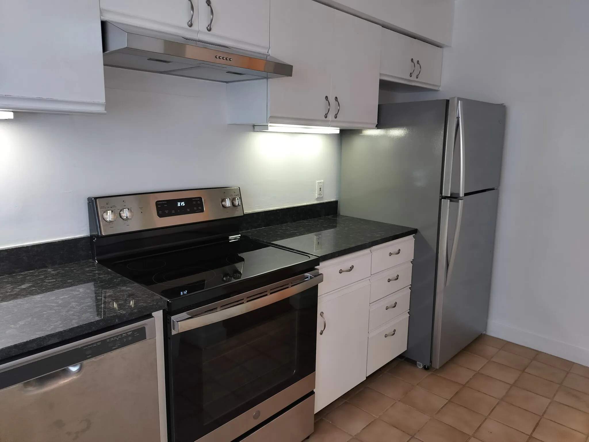 2 bed, 2 bath apartment for rent at 332 Franklin St Unit 101, Riverside — photo 3 of 10