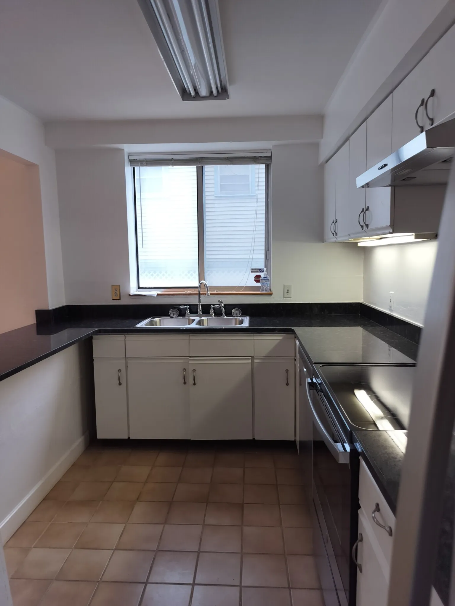 2 bed, 2 bath apartment for rent at 332 Franklin St Unit 101, Riverside — photo 5 of 10