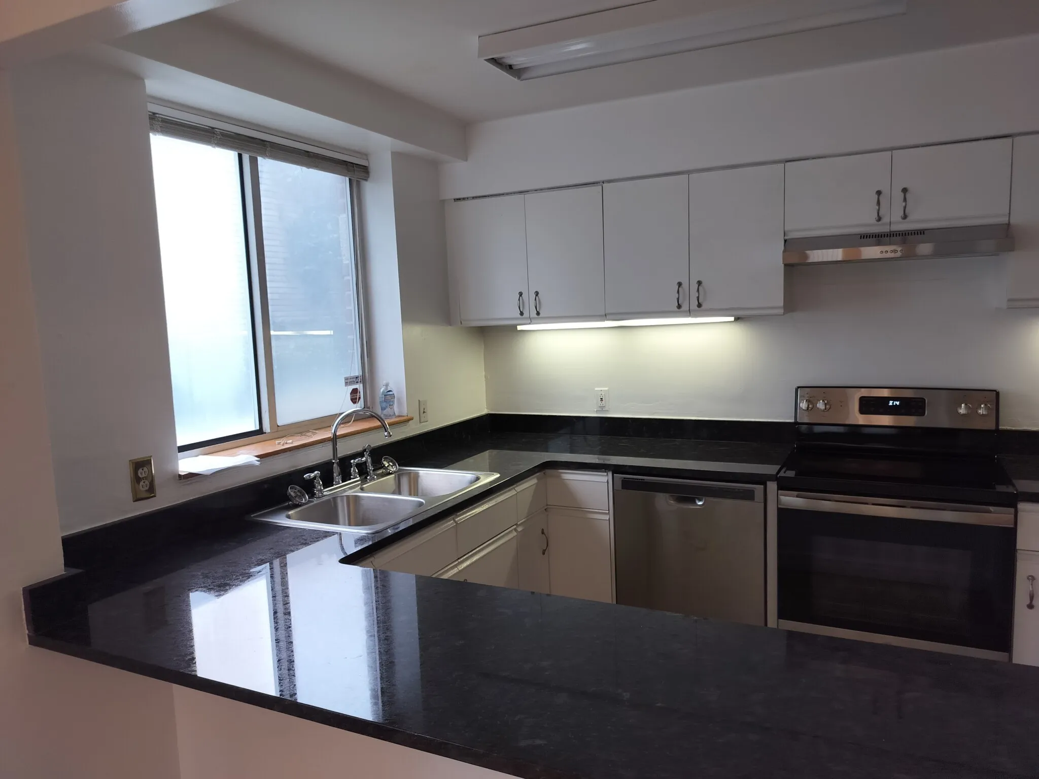 2 bed, 2 bath apartment for rent at 332 Franklin St Unit 101, Riverside — photo 4 of 10