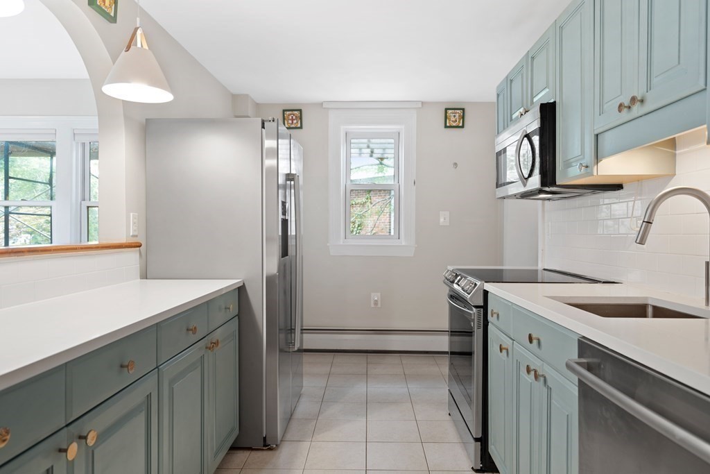 3 bed, 2 bath apartment for rent at 332 Jamaicaway Unit 5, Jamaica Plain — photo 4 of 23