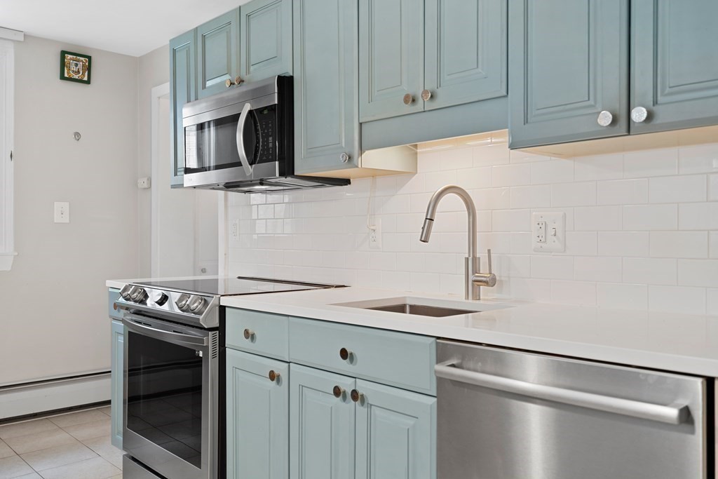 3 bed, 2 bath apartment for rent at 332 Jamaicaway Unit 5, Jamaica Plain — photo 6 of 23
