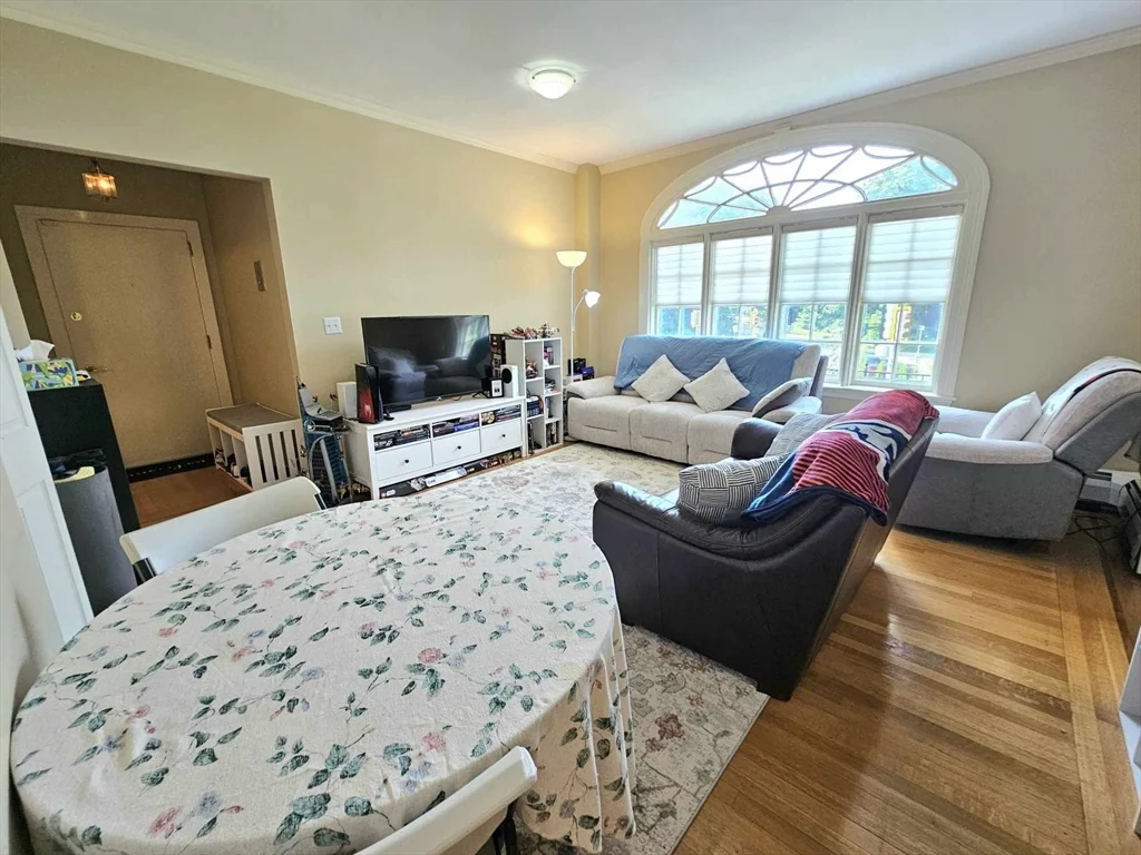 1 bed, 1 bath apartment for rent at 332 Jamaicaway Unit 2, Jamaica Plain — photo 3 of 34